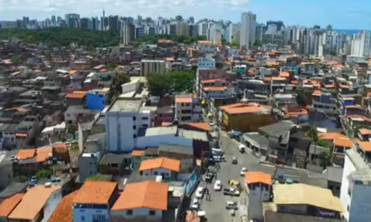 Homem &eacute; baleado ap&oacute;s troca de tiros com policiais militares no Nordeste de Amaralina. Foto: TV Aratu