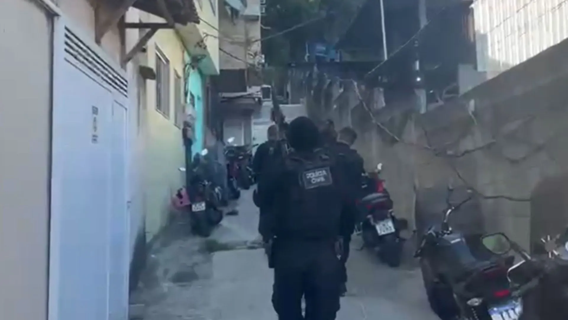  Homem é preso após jogar R$ 50 mil pela janela durante operação em Salvador