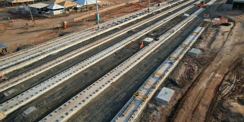 A previsão é de que uma linha de teste entre em operação em dezembro de 2025 e que os testes com os trens nos trilhos começam no início de 2026/Foto: Feijão Almeida/GovBA