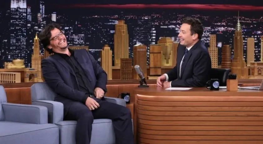 Impulsionado por Narcos, Wagner Moura exibe bom humor em entrevista a talk show americano