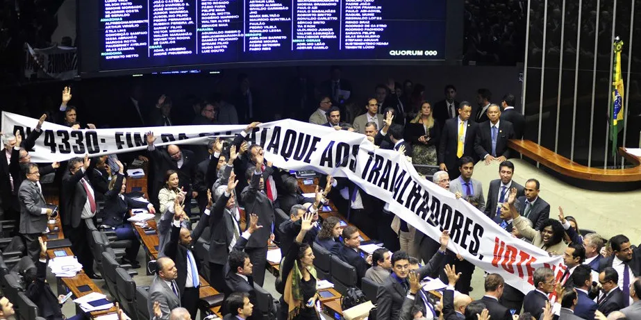 Câmara aprova texto-base do projeto sobre terceirização