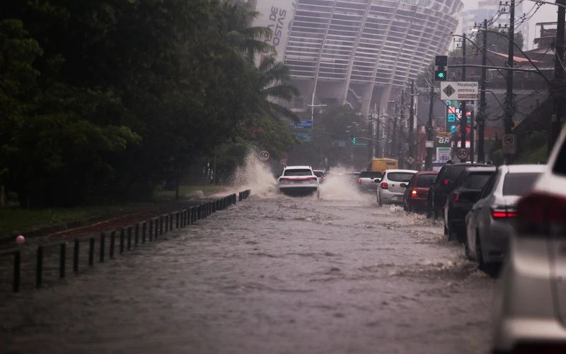 O combate aos alagamentos exige a&ccedil;&otilde;es integradas, como limpeza de canais, amplia&ccedil;&atilde;o da drenagem urbana e preserva&ccedil;&atilde;o de &aacute;reas verdes que ajudam na absor&ccedil;&atilde;o da &aacute;gua da chuva/Foto: Redes Sociais&nbsp;