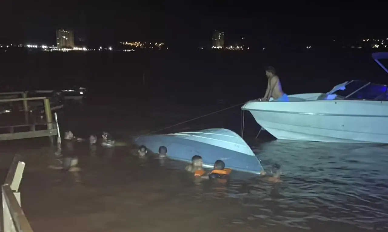 Testemunhas relataram que a estrutura n&atilde;o possu&iacute;a sinaliza&ccedil;&atilde;o nem ilumina&ccedil;&atilde;o noturna. Com o impacto, parte dos passageiros foi arremessada e acabou presa ap&oacute;s a embarca&ccedil;&atilde;o virar na &aacute;gua/Foto: Reprodu&ccedil;&atilde;o