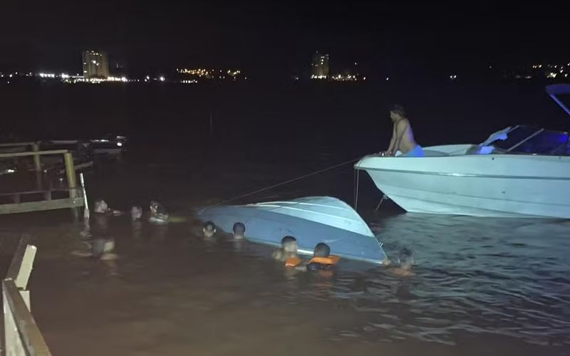 Testemunhas relataram que a estrutura n&atilde;o possu&iacute;a sinaliza&ccedil;&atilde;o nem ilumina&ccedil;&atilde;o noturna. Com o impacto, parte dos passageiros foi arremessada e acabou presa ap&oacute;s a embarca&ccedil;&atilde;o virar na &aacute;gua/Foto: Reprodu&ccedil;&atilde;o