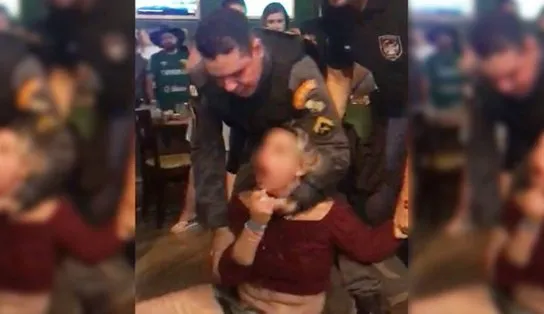 Vídeo: mulher bêbada joga cerveja na cara de PM e vai presa por desacato a autoridade
