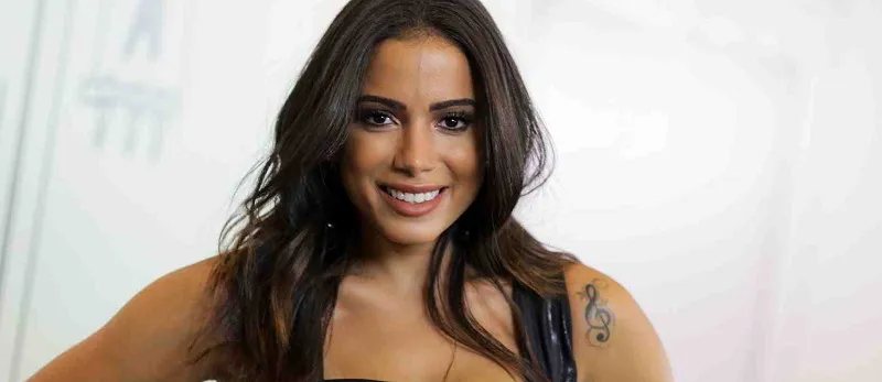PLATINADA: Anitta aparece de visual novo e é comparada com outras cantoras
