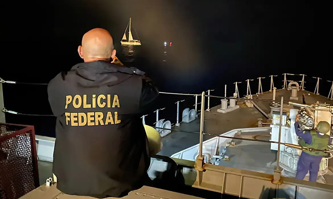 Marinha e PF encontram 2 toneladas de droga em veleiro na costa de Salvador