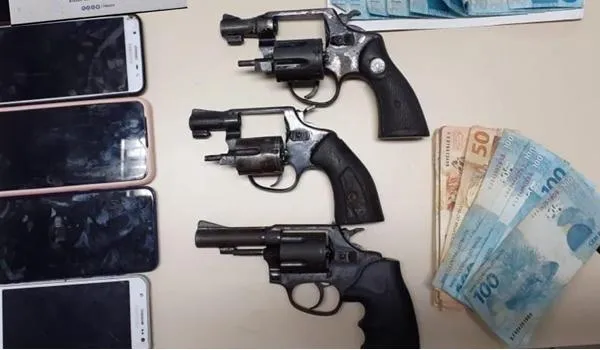 Polícia frustra roubo de carro-forte em supermercado na Avenida Paralela; cinco pessoas foram presas