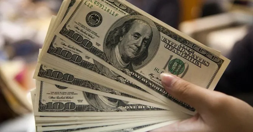 TURBULÊNCIA POLÍTICA: Bolsa cai e dólar tem maior alta diária em cinco meses