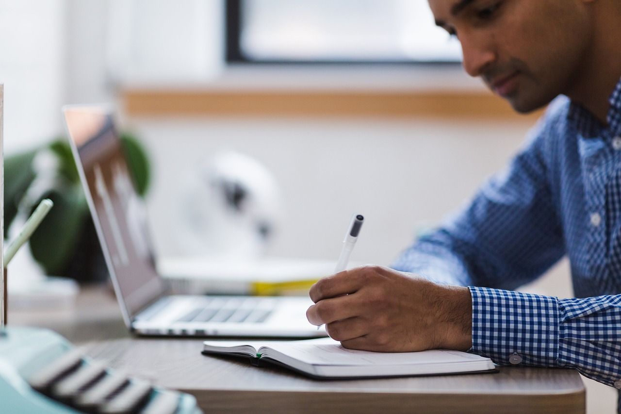 Os edtitais dos os dois concursos para a Câmara Municipal de Teixeira De Freitas já foram publicados. Foto: StockSnap por Pixabay