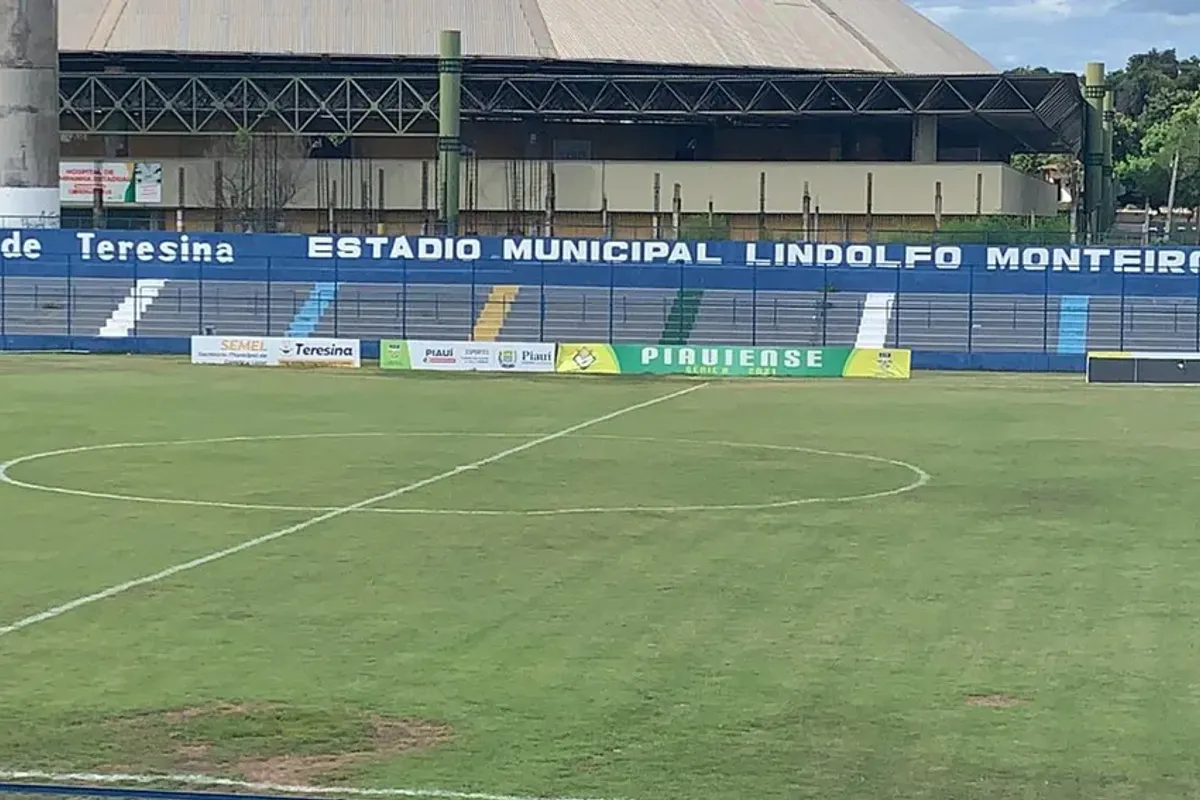 Fluminense-PI e Juazeirense se enfrentam no Est&aacute;dio Lindolfo Monteiro. Foto: F&aacute;bio Lima