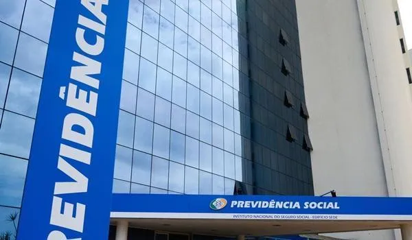 Justiça Federal decide suspender trabalho presencial de médicos do INSS 