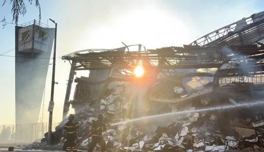 Mais de 48 horas: bombeiros seguem com trabalho de rescaldo no galpão da Codeba, no Comércio; vídeo