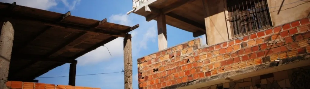 Um ano e três meses após tragédia, moradores do Barro Branco sentem novos deslizamentos: “o medo de morrer voltou”