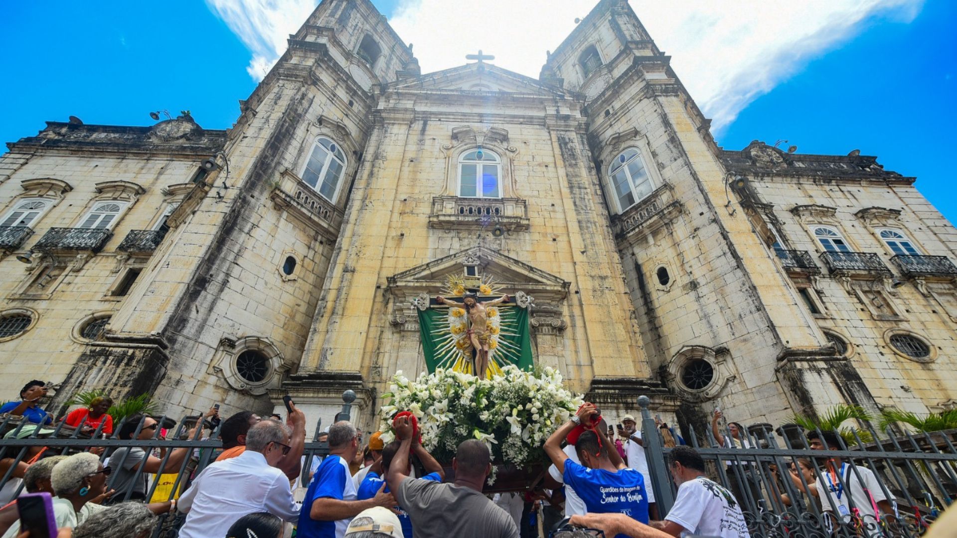 Fi&eacute;s conduzem imagem do Senhor do Bonfim em prociss&atilde;o mar&iacute;tima&nbsp;; Foto: Bruno Concha / Secom PMS