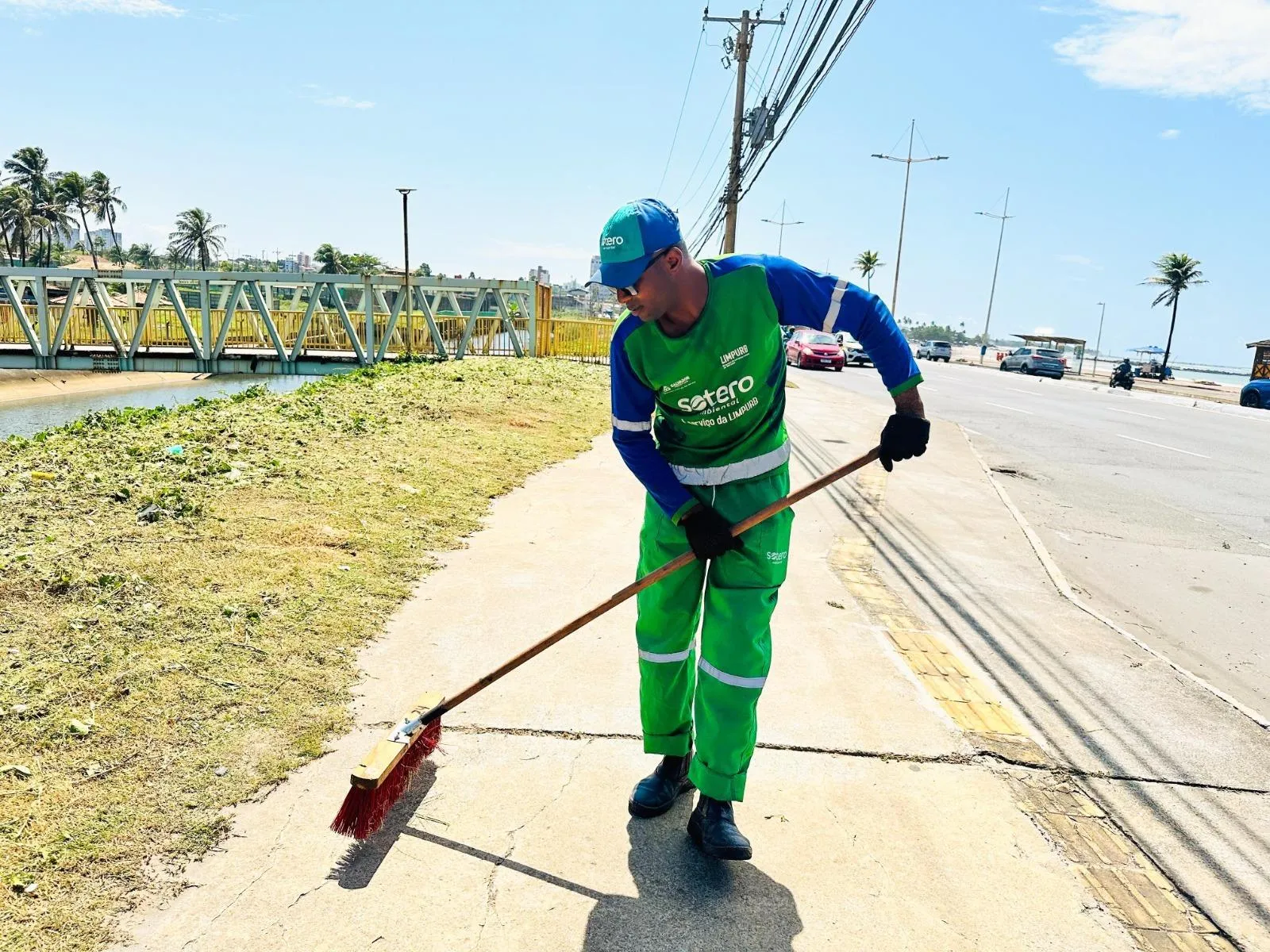 Garis paralisam atividades em Salvador e cobram valorização da categoria