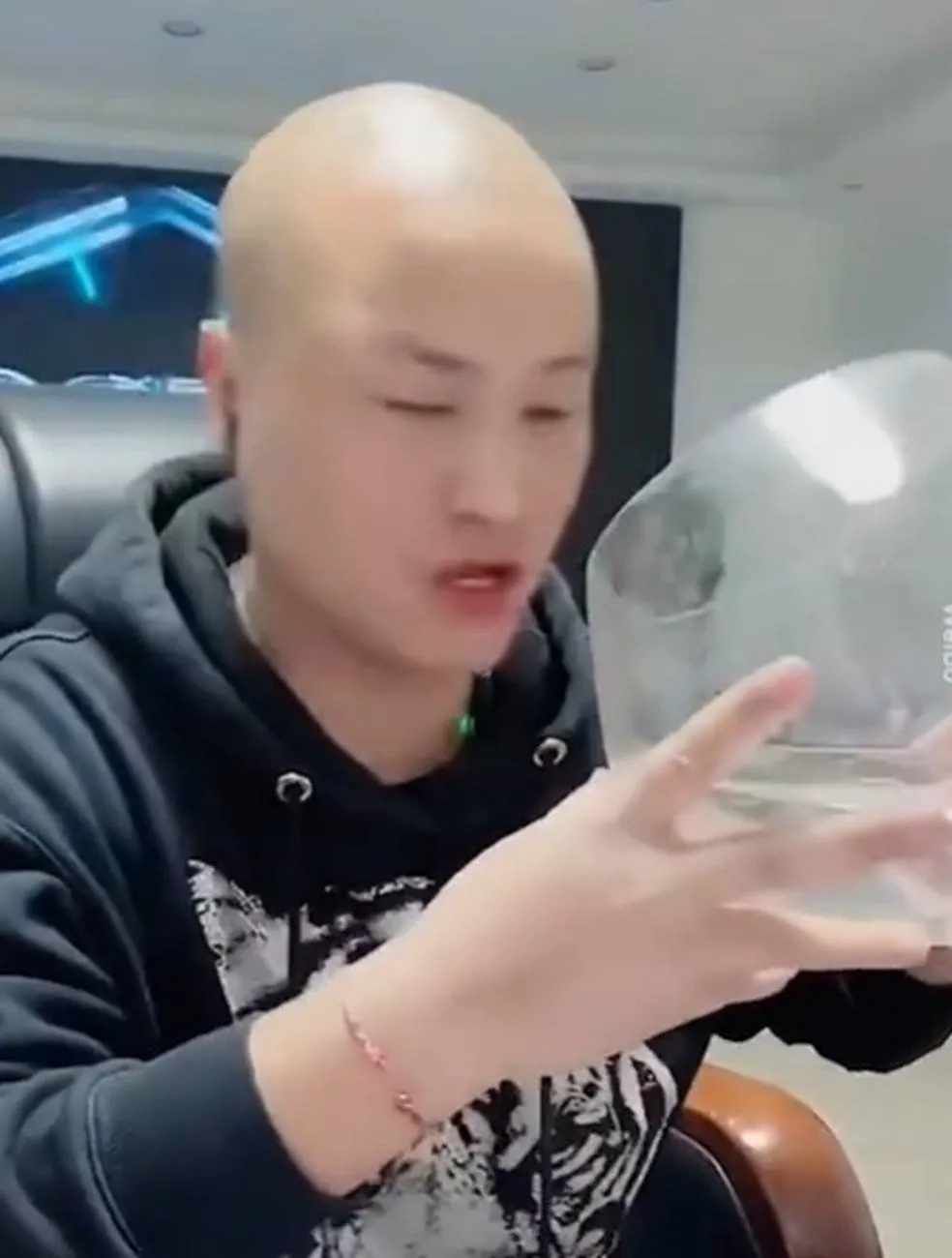Influenciador chinês morre após cumprir desafio em transmissão ao vivo em rede social
