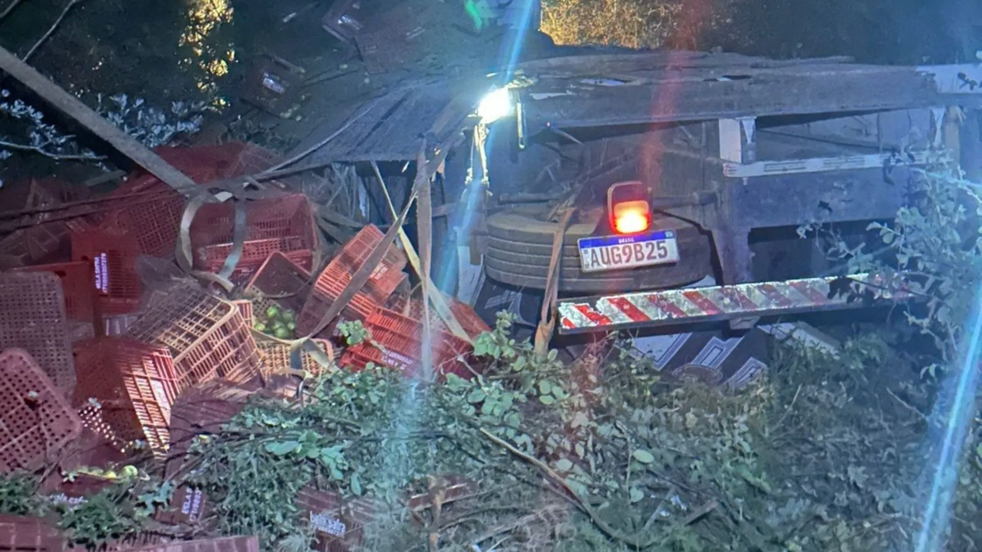 Caminhão capota e motorista morre na BA-144