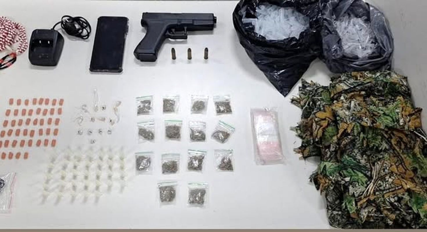 Suspeito de roubo de carro &eacute; preso com por&ccedil;&otilde;es de drogas em Dias d&rsquo;&Aacute;vila. Foto: PMBA