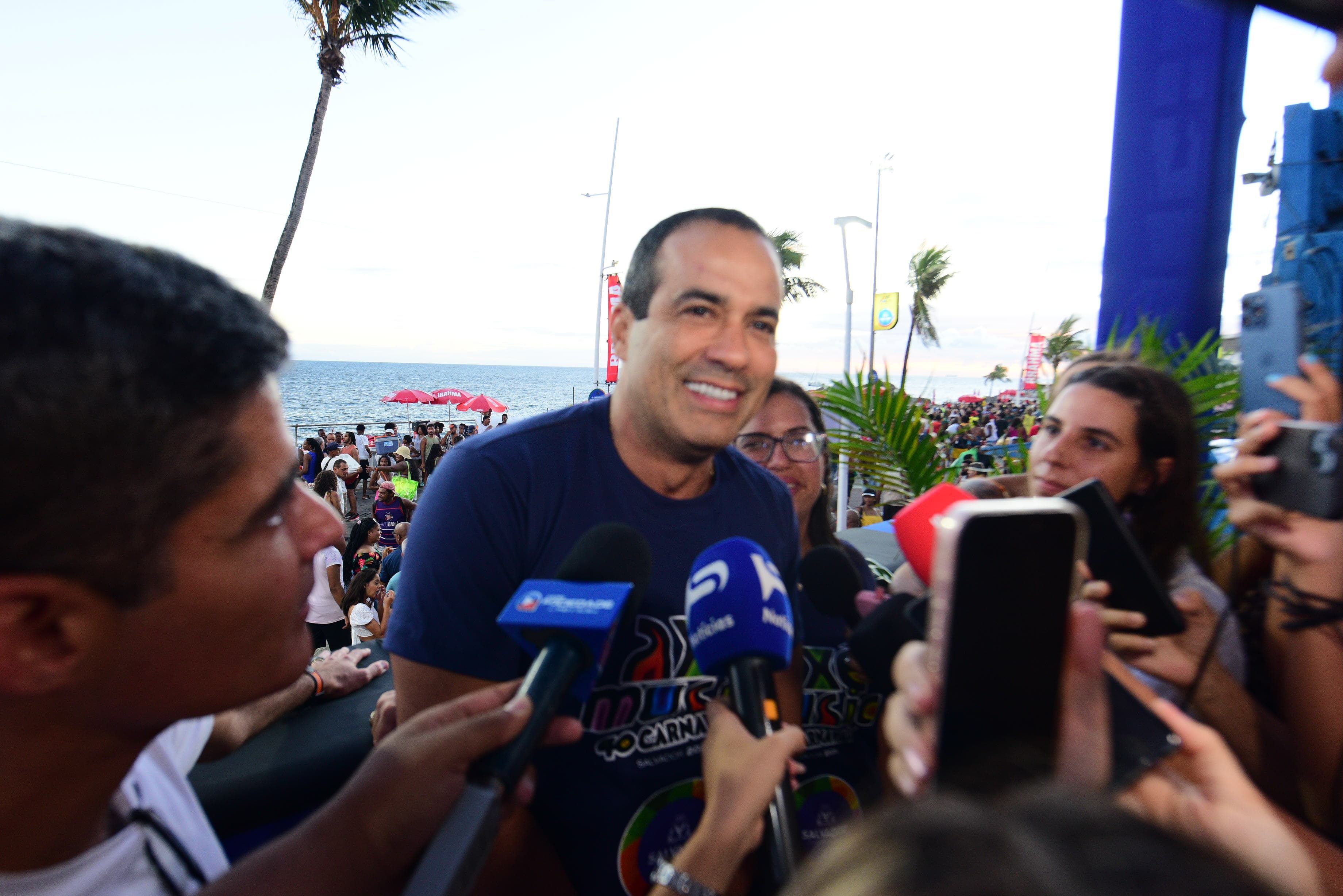 Bruno Reis acompanhou o desfile dos trios durante o Furdunço, neste domingo (23)