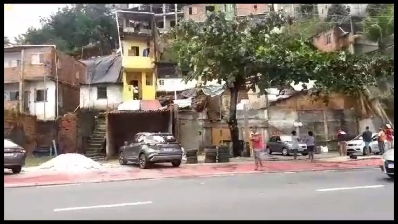 Duas casas são evacuadas após deslizamento de terra em Pituaçu; veja vídeo