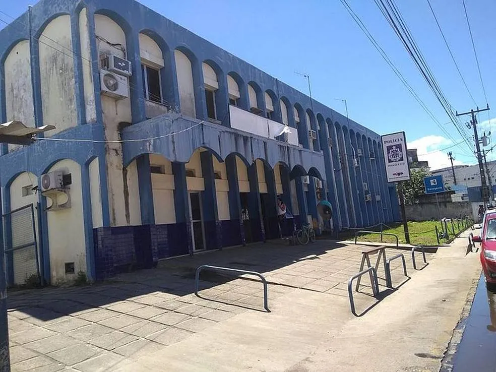 Mulher se joga de prédio após ver amigo ameaçar a namorada com arma de fogo em Ilhéus; agressor é policial
