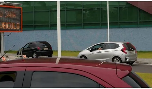 Fila de carros é grande para vacinação contra H1N1 e Influenza em Salvador; veja vídeos