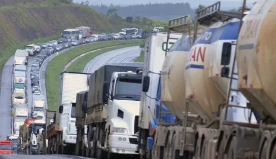 Caminhoneiros convocam paralisação nacional a partir desta segunda (13)