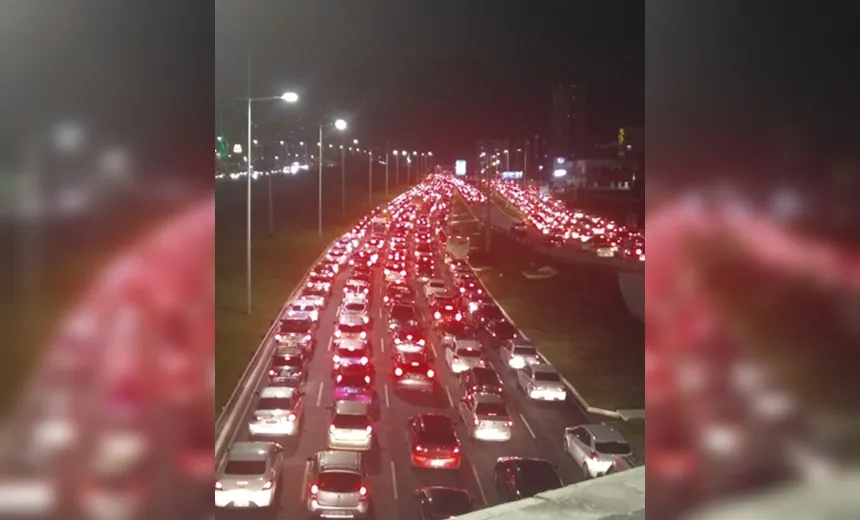 Manifestação de policiais e bombeiros militares deixa Av. Paralela "travada"; vídeos