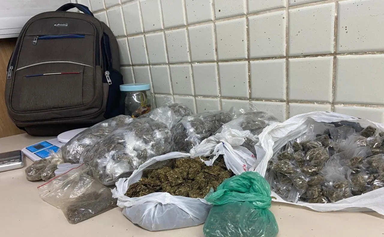 O homem detido e todo o material apreendido foram encaminhados à Polícia Civil.