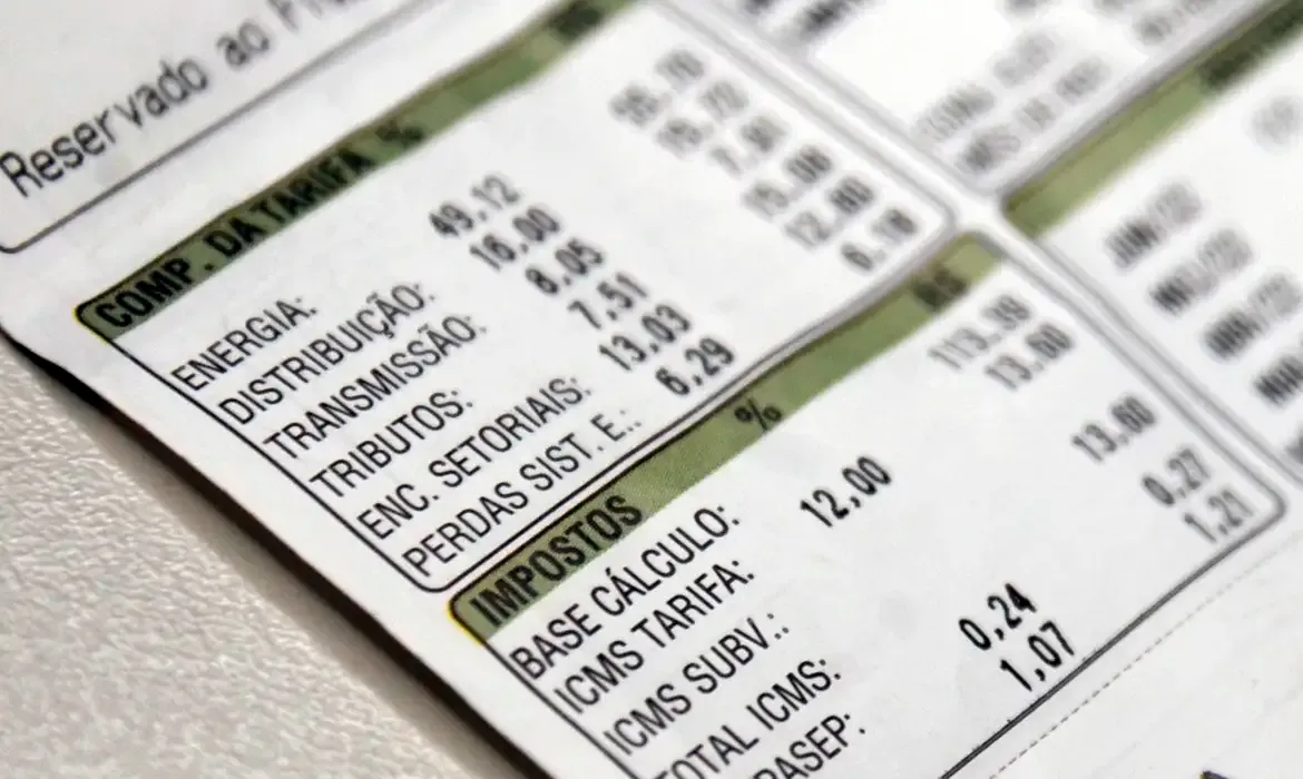 Segundo anúncio feito pela ANEEL, com a manutenção da bandeira verde, a conta de luz seguirá sem cobrança extra no mês de março. Foto: Marcello Casal Jr/Agência Brasil