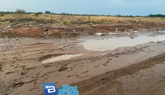 Chuva provoca alagamentos e deixa carros atolados em Luís Eduardo Magalhães