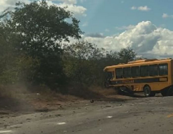 Acidente com ônibus escolar. Foto: Instagram | Jequié Urgente