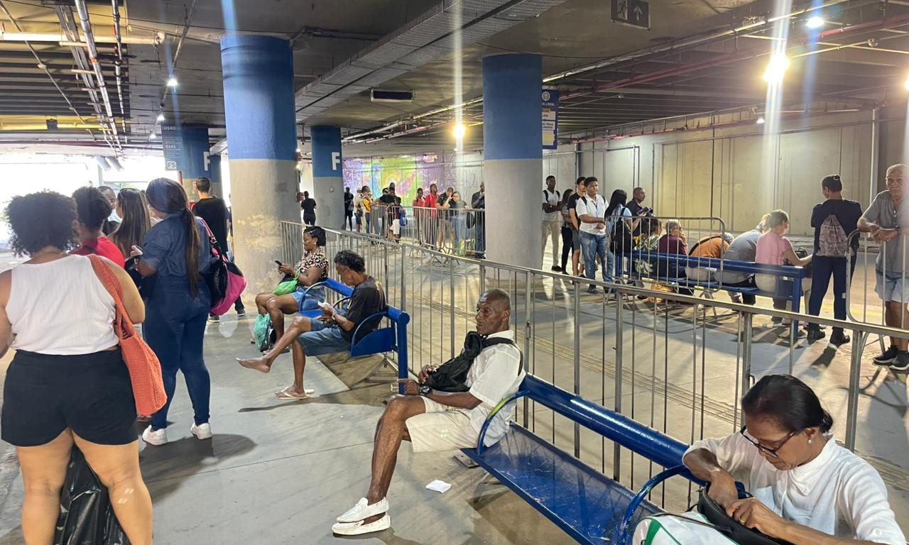 &Ocirc;nibus voltam a circular, mas usu&aacute;rios relatam at&eacute; 3h de espera em Salvador. Foto: Laraelen Oliveira | Aratu On