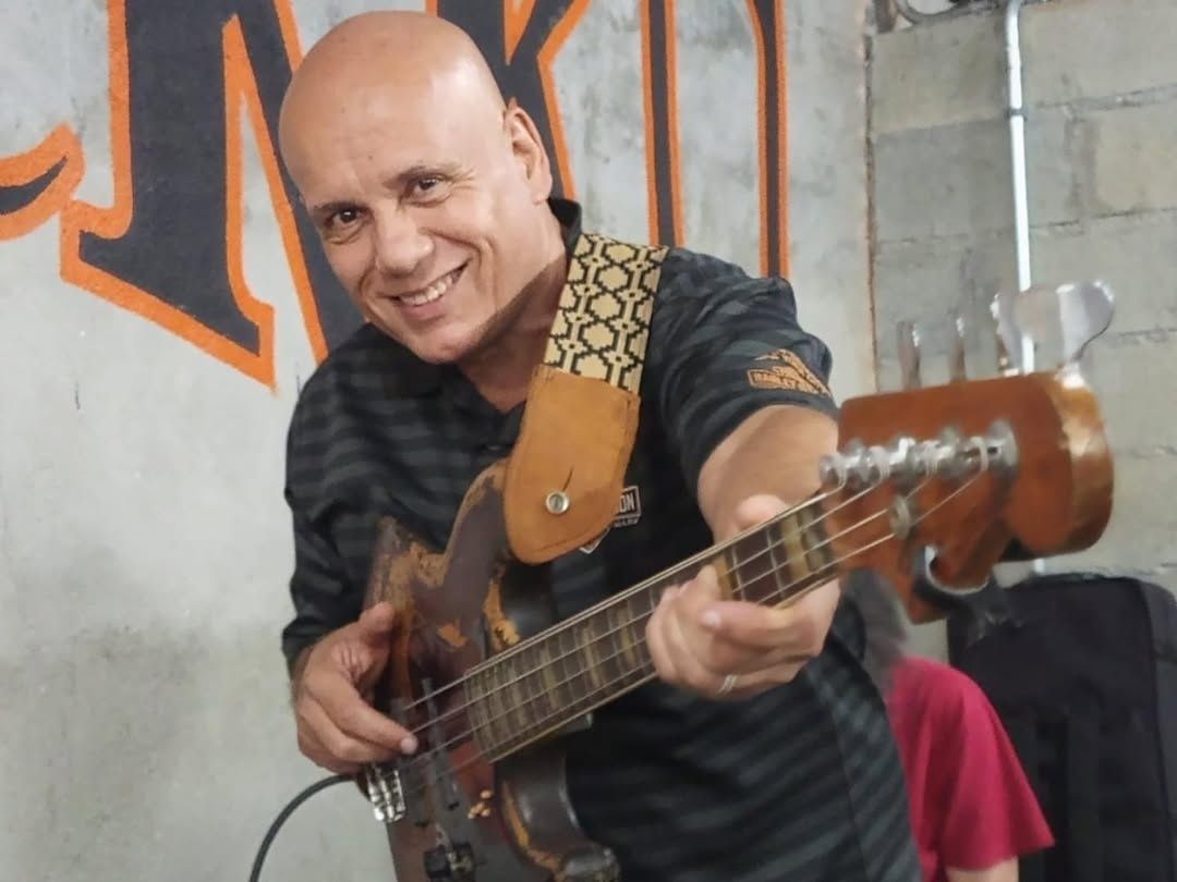 Anisio Mello Júnior marcou gerações ao cantar aberturas da saga 'Dragon Ball' | Foto: redes sociais