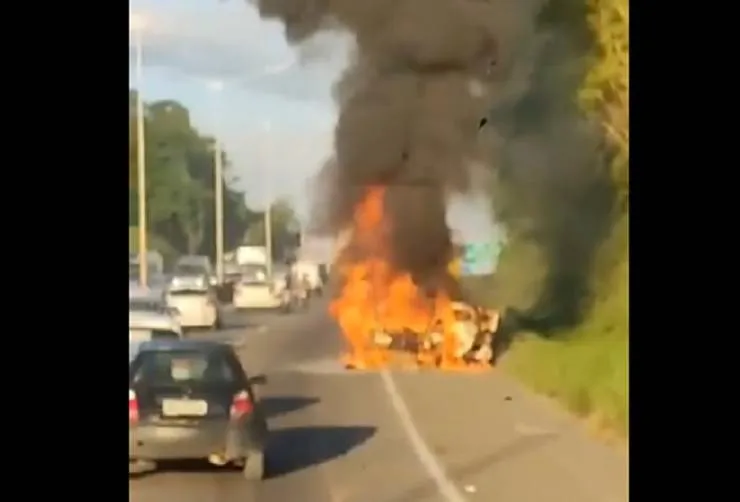 Carro pega fogo na BR-324, próximo ao viaduto de Águas Claras