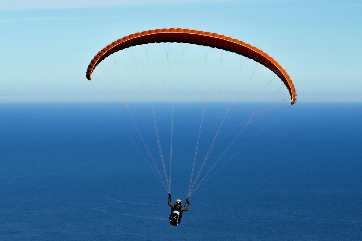 Os saltos de paraquedas na orla de Salvador são feitos pela Skydive Bahia. Foto: Ilustrativa/Pexels