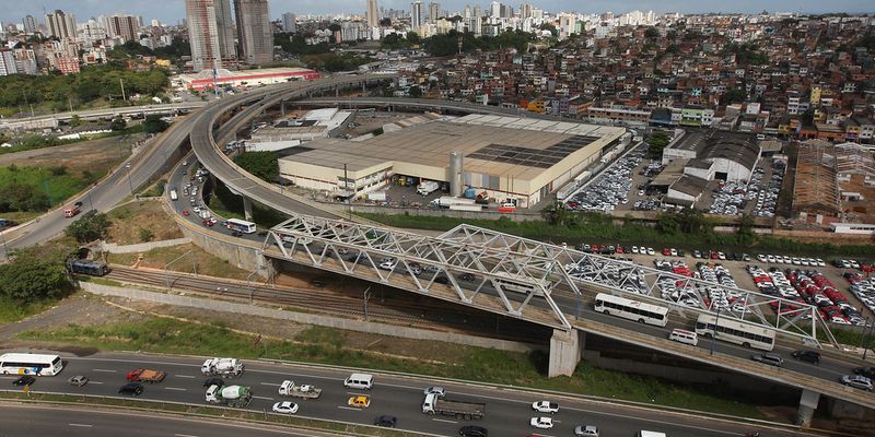 Os desafios de embarque e desembarque em serviços de apps como Uber e 99 incluem questões de regulamentação, segurança de passageiros e organização viária/Foto: Reprodução