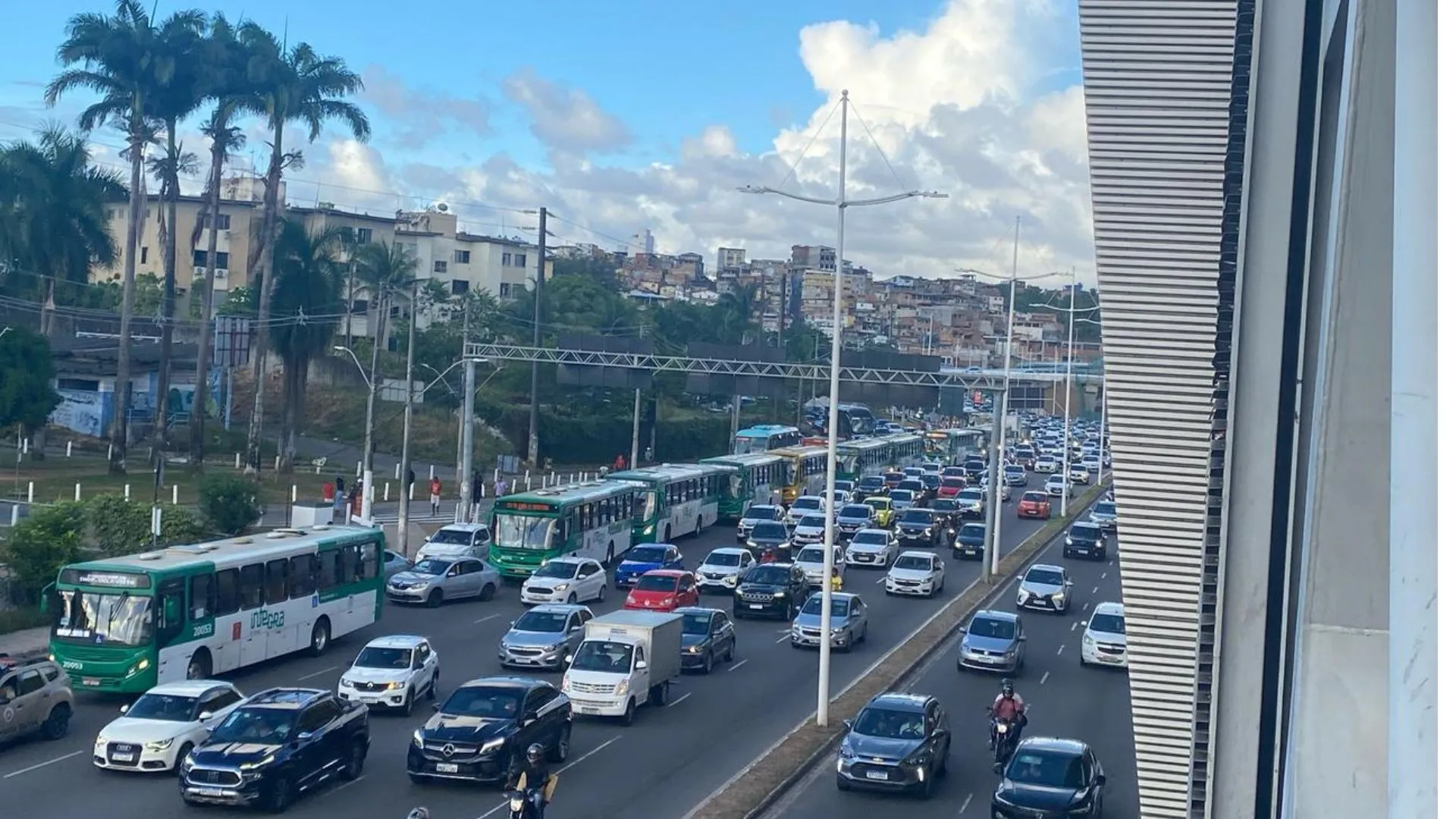 Protesto deixa trânsito lento na Avenida Paralela; saiba detalhes