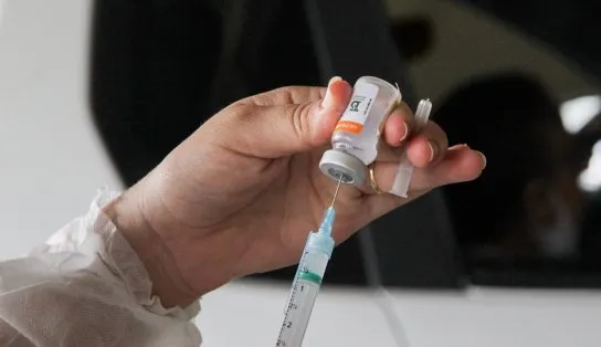 CoronaVac é segura e induz resposta imune em adolescentes e crianças, diz estudo chinês