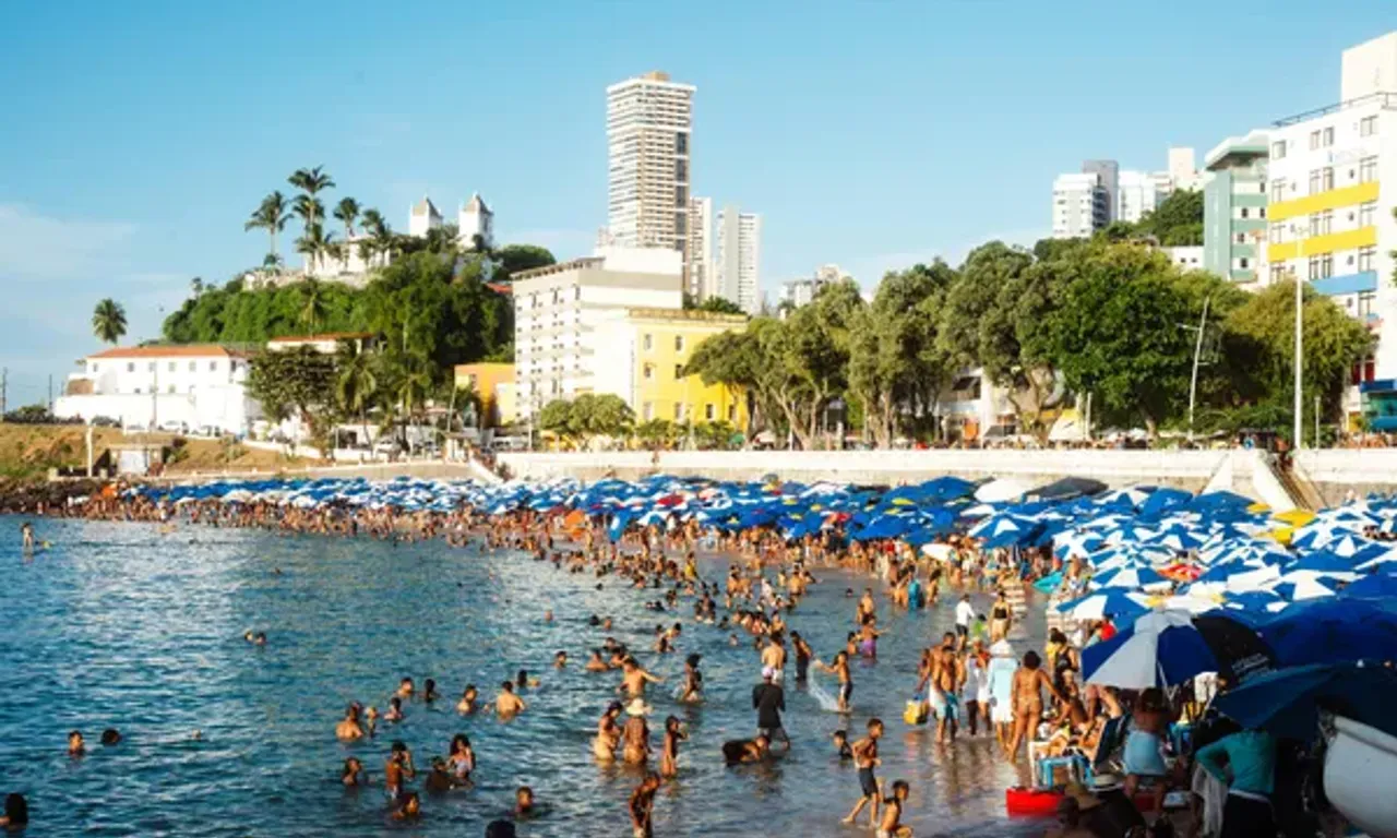  Os moradores de Salvador devem enfrentar um fim de semana de calor, per&iacute;odos de sol e possibilidade de chuvas r&aacute;pidas. Foto: Gustavo Denuncio/Pexels