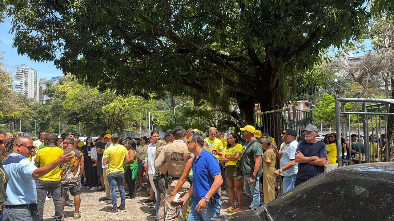 Confus&atilde;o entre fiscais e apoiadores de Fl&aacute;vio Bolsonaro &eacute; registrada na Ufba. Foto: Jo&atilde;o Tramm | Aratu On