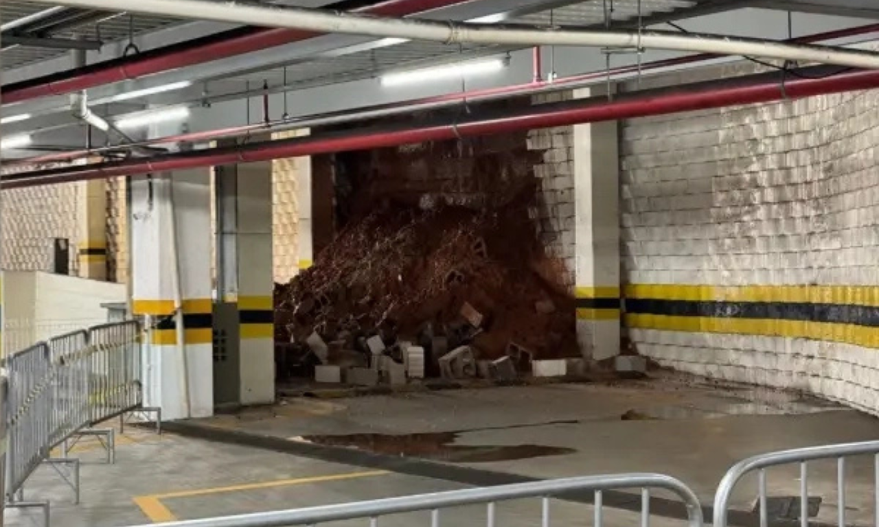 Parte do muro de estacionamento desaba em Shopping de Salvador. Foto: Leitor Aratu On