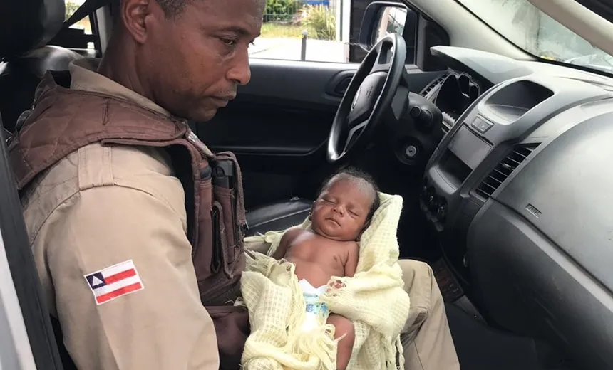 Policiais militares resgatam bebê recém-nascido abandonado, em Lauro de Freitas