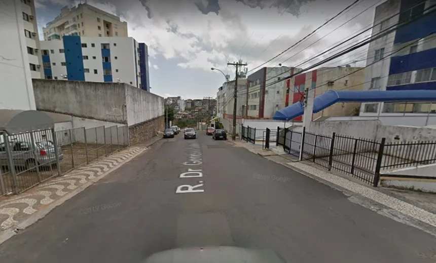 "Invasor de apartamentos" causa terror no bairro da Vila Laura; veja vídeos 
