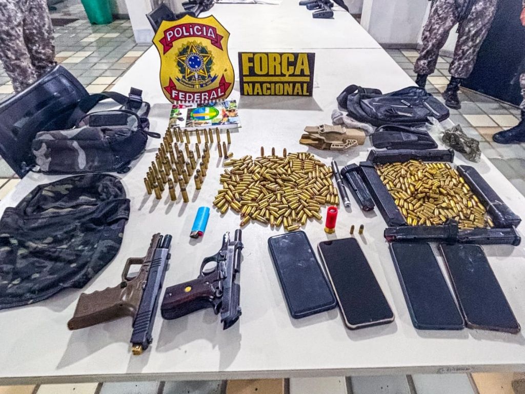 O arsenal tinha duas pistolas com numeração raspada, 386 munições e acessórios táticos em área marcada por disputas territoriais. Foto: Divulgação/PF