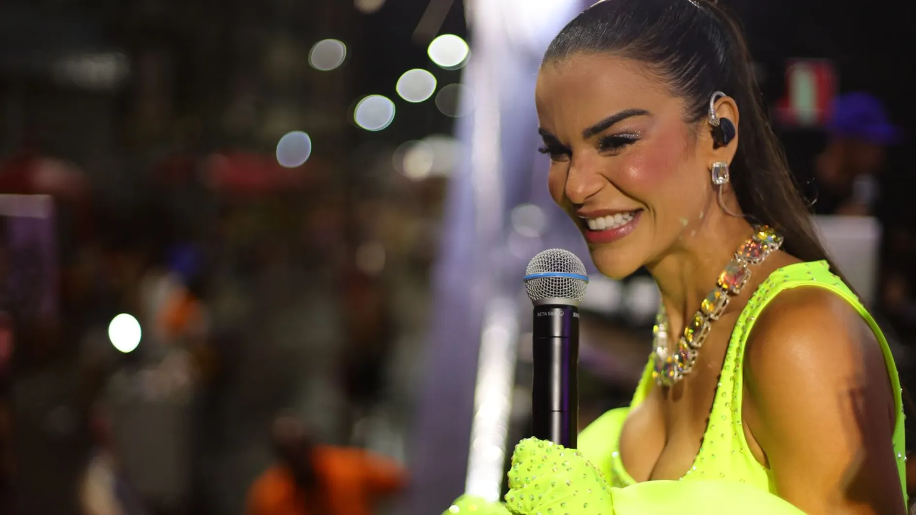 Mari Antunes agitou os foliões que estavam presentes na rua