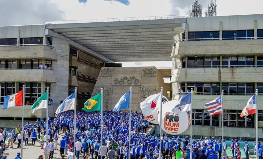 Mais de 350 prefeitos da Bahia fazem marcha por demandas de municípios
