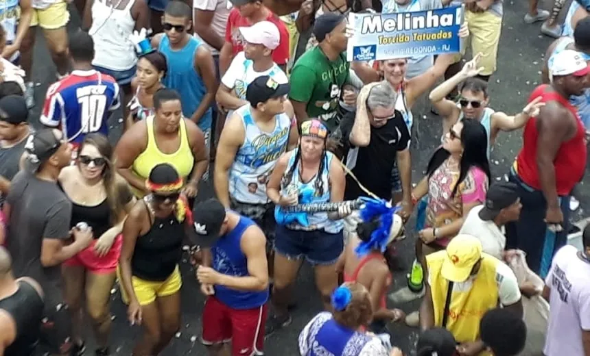 “Chicleteira” leva guitarra para acompanhar som dos ídolos na avenida; veja vídeo