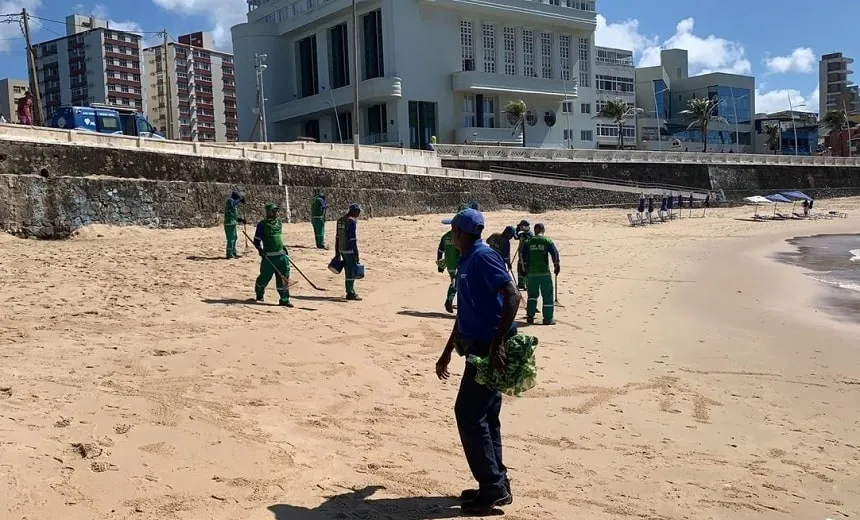 Manchas de óleo chegam às prais da Barra, Ondina e Itapuã; assista